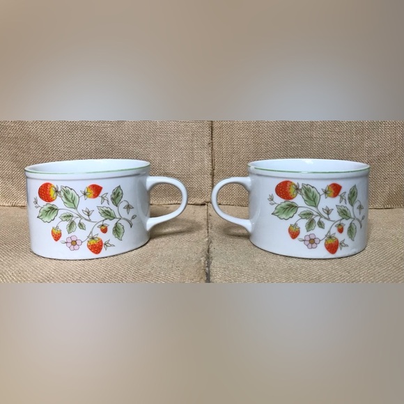 Vintage Berry Patch Strawberry Fine China Soup Mug Set Cottage Core Rockabilly - Picture 4 of 7